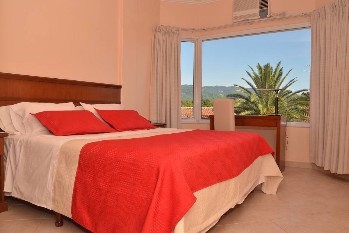 Quarto casal superior, 1 cama de casal ou 2 camas de solteiro, para não fumantes | 2 quartos, cofres nos quartos, cortinas blackout, Wi-Fi de cortesia