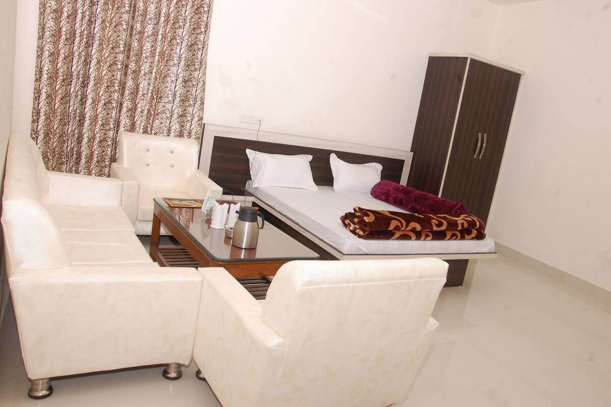 Deluxe Room, 1 Queen Bed | Premium bedding, desk, rollaway beds, free WiFi