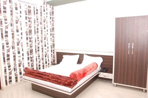 Standard Room | Premium bedding, desk, rollaway beds, free WiFi