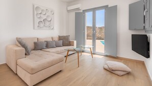 Vila Desain, 3 kamar tidur, kolam renang pribadi (3) | Ruang keluarga | TV layar datar dan Netflix
