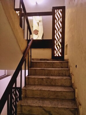 Staircase - Hotel Maharani Delhi (New Delhi)