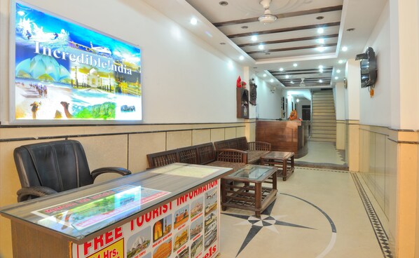 Lobby sitting area - Hotel Konark (New Delhi)