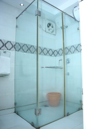 Habitación Deluxe doble | Baño | Ducha, artículos de higiene personal gratuitos y secador de pelo