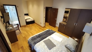 Deluxe-værelse til 3 personer - flere senge | Pengeskab på værelset, skrivebord, strygejern/strygebræt, gratis Wi-Fi