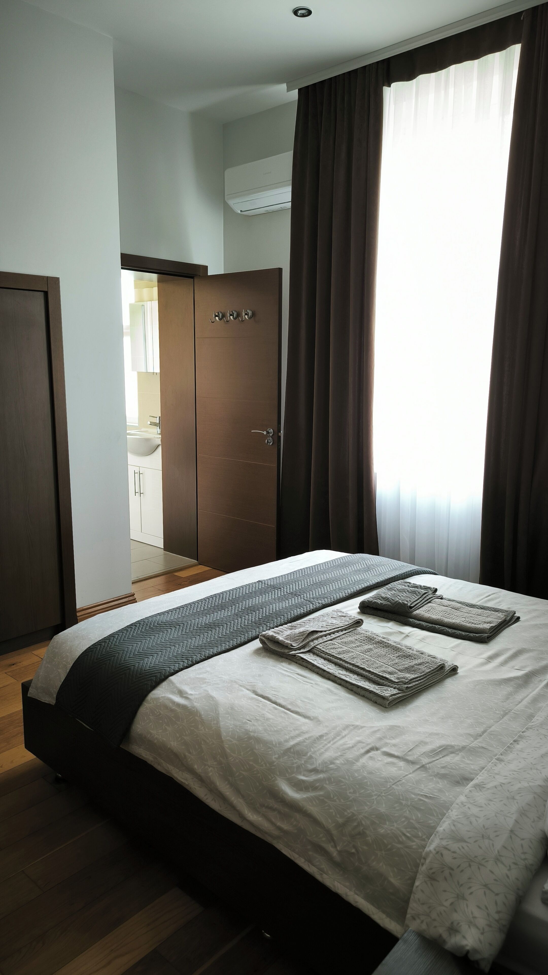 Deluxe family room for 4 | Cofres nos quartos, escrivaninha, ferros/tábuas de passar roupa