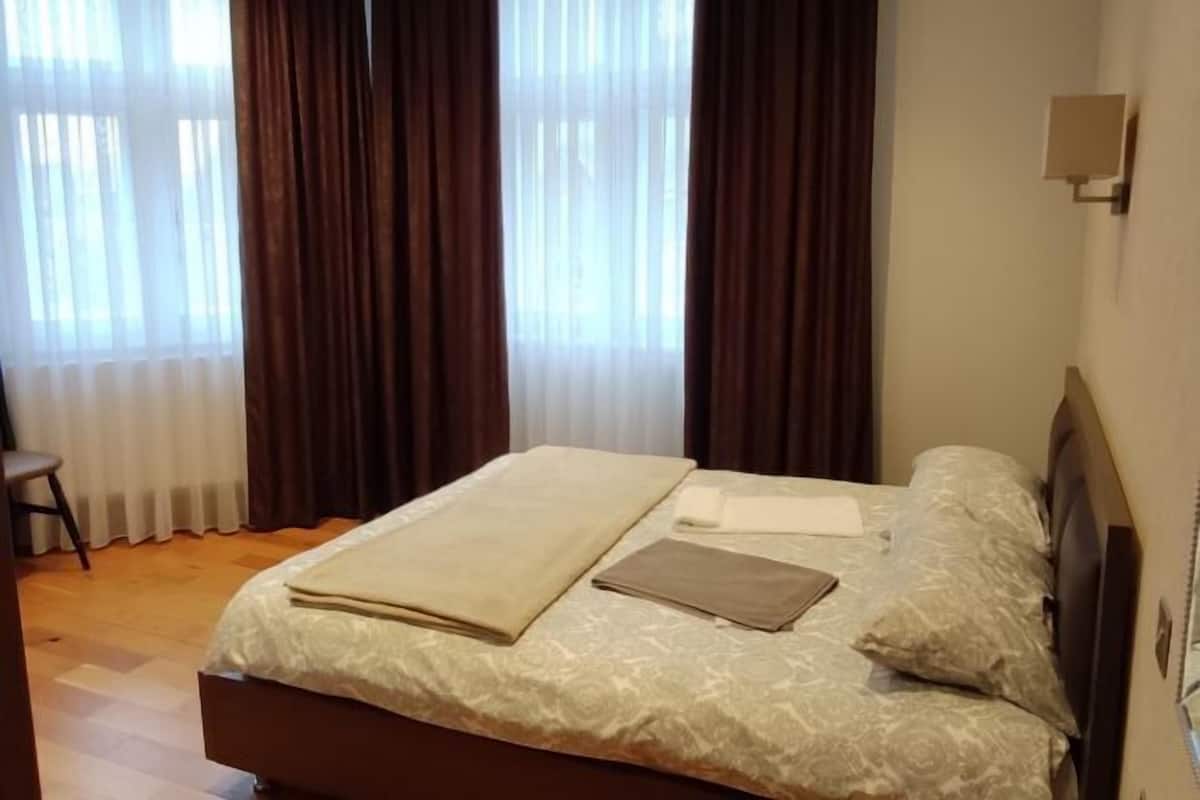 Brankas, meja kerja, setrika/meja setrika, dan Wi-Fi gratis