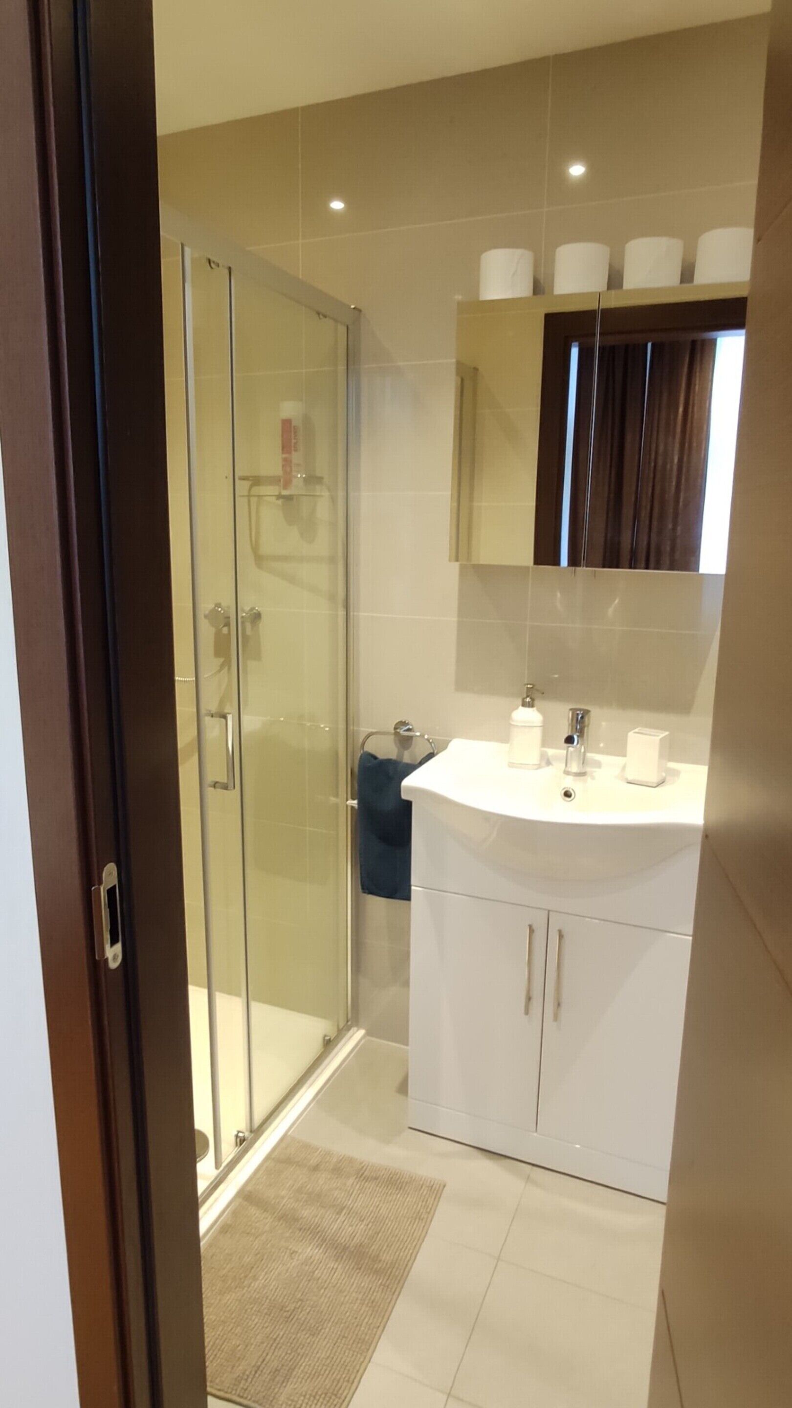 Deluxe Triple Room, Multiple Beds | Bathroom | Free toiletries, hair dryer, towels, toilet paper
