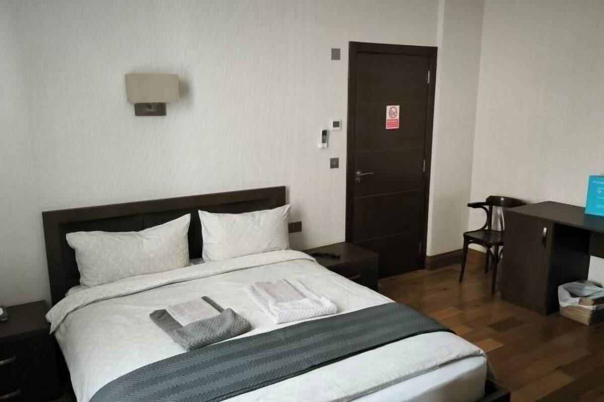 Cofres nos quartos, escrivaninha, ferros/tábuas de passar roupa