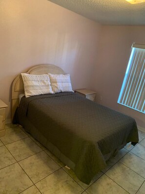 基础别墅, 多张床, 无烟房 | 3 多间卧室、熨斗/熨衣板、免费 WiFi、床单