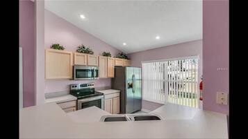 Villa básica, varias camas, para no fumadores | Cocina privada | Refrigerador, microondas, horno y parrilla de estufa