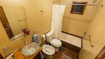 Combined shower/tub, hair dryer, towels