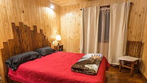 Blackout drapes, iron/ironing board, bed sheets - Cabañas San Francisco (Plottier)
