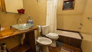 Ensemble douche/baignoire, sĂšche-cheveux, serviettes fournies