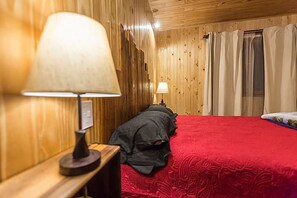 Cortinas blackout, tabla de planchar con plancha y ropa de cama 