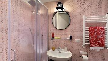 Habitación triple estándar, baño en la habitación | Baño | Regadera, regadera tipo lluvia, amenidades de baño gratuitas