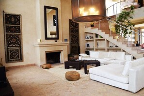 Televisión de pantalla plana, chimenea