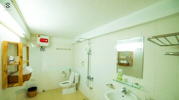 Shower, hair dryer, bidet, towels