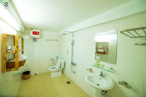 Shower, hair dryer, bidet, towels
