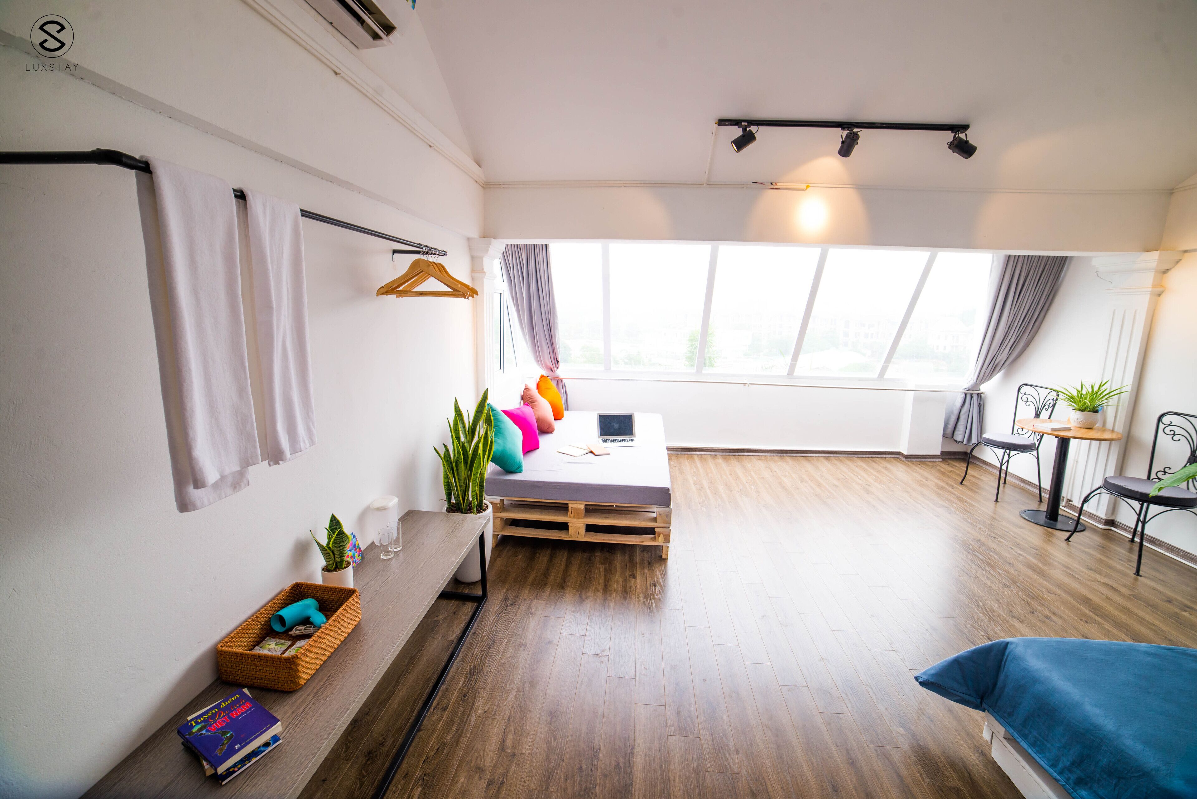 1 dormitori, caixa forta a l'habitació i planxa i posts de planxar 