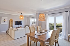 Älytelevisio, pöytätennispöytä, kirjoja