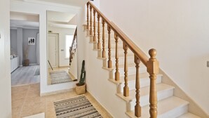 Eine Treppe mit Holzbalkonagen führt zu einer Empore.