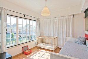 4 makuuhuonetta, silitysrauta/-lauta, ilmainen Wi-Fi, vuodevaatteet