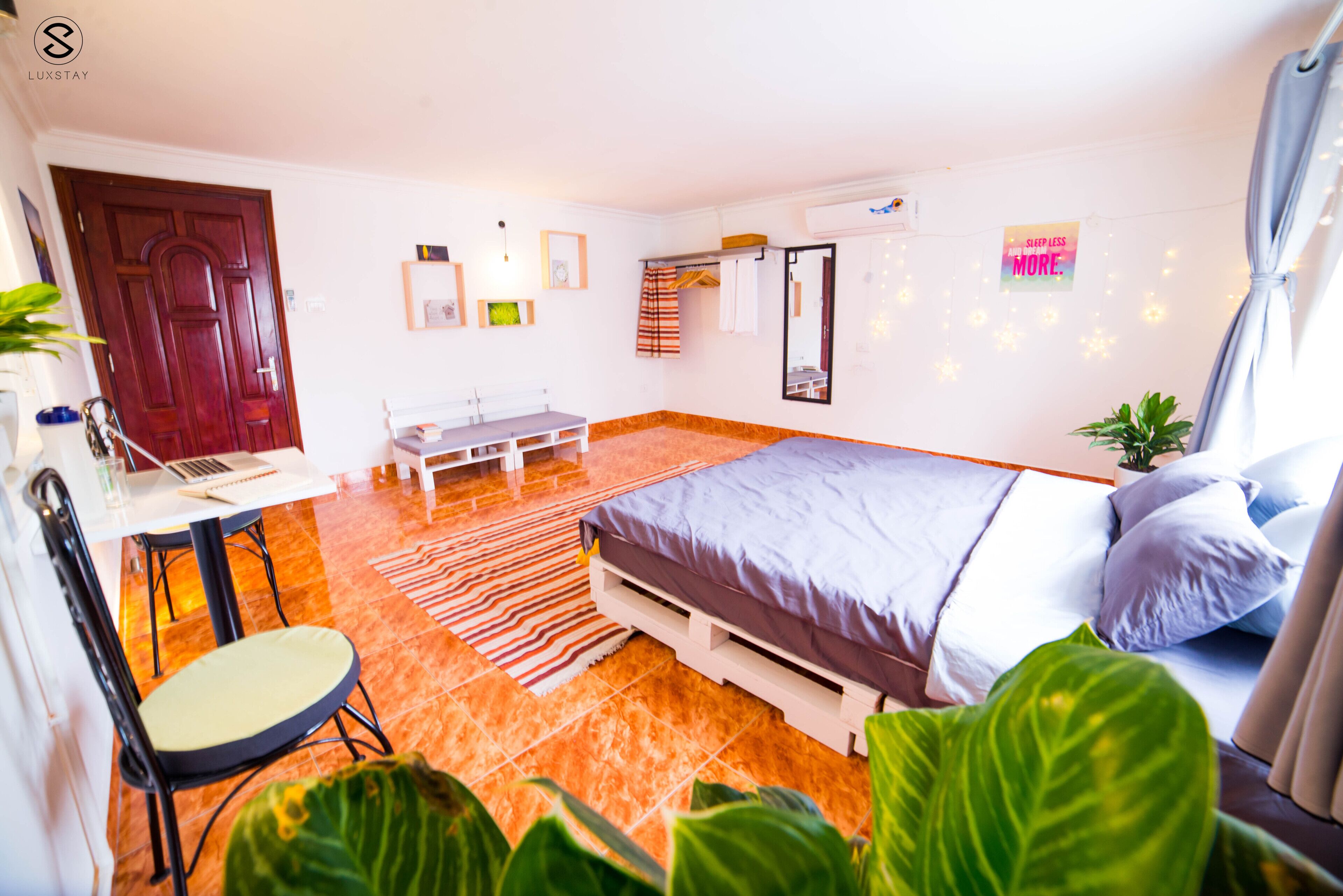 1 chambre, coffres-forts dans les chambres, fer et planche à repasser