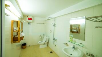 Douche, sèche-cheveux, bidet, serviettes fournies