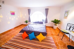 1 slaapkamer, een kluis op de kamer, een strijkplank/strijkijzer, wifi