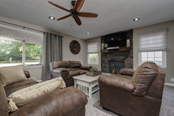 Smart TV - Morningside Retreat, Downtown Springfield (Springfield)