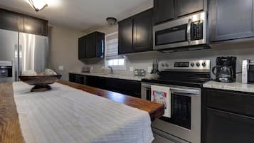 Een koelkast, een microgolfoven, een oven, een kookplaat