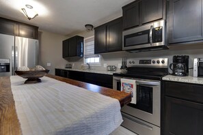 Fridge, microwave, oven, stovetop - Morningside Retreat, Downtown Springfield (Springfield)