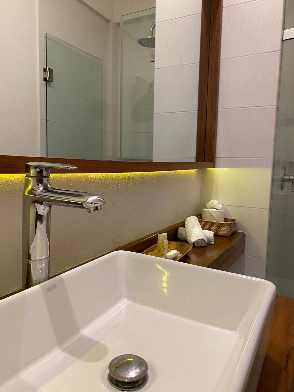 deluxe double room, 1 bedroom | bathroom | shower, free toiletries, hair dryer, towels