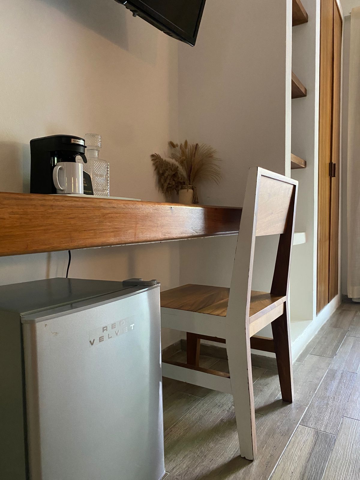 superior room, 1 king bed, non smoking | 1 bedroom, desk, free wifi, bed sheets