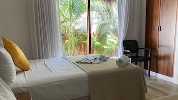 Escritorio, wifi gratis y ropa de cama