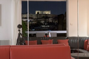 LED TV - Athens Urban Visions Art Apartment. Breath taking Views to Acropolis.  (Athina)