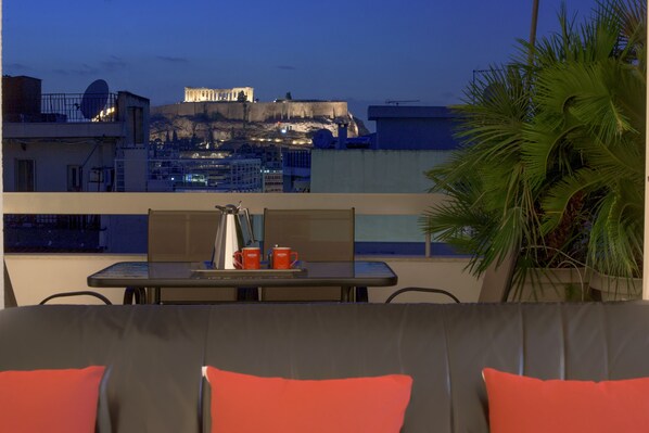 Outdoor dining - Athens Urban Visions Art Apartment. Breath taking Views to Acropolis.  (Athina)
