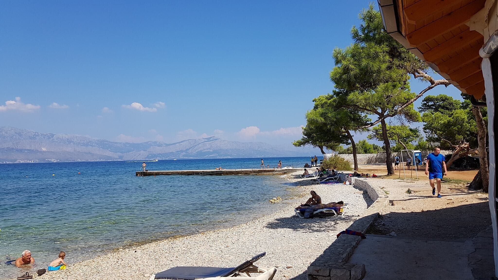 Una spiaggia nelle vicinanze, lettini da mare