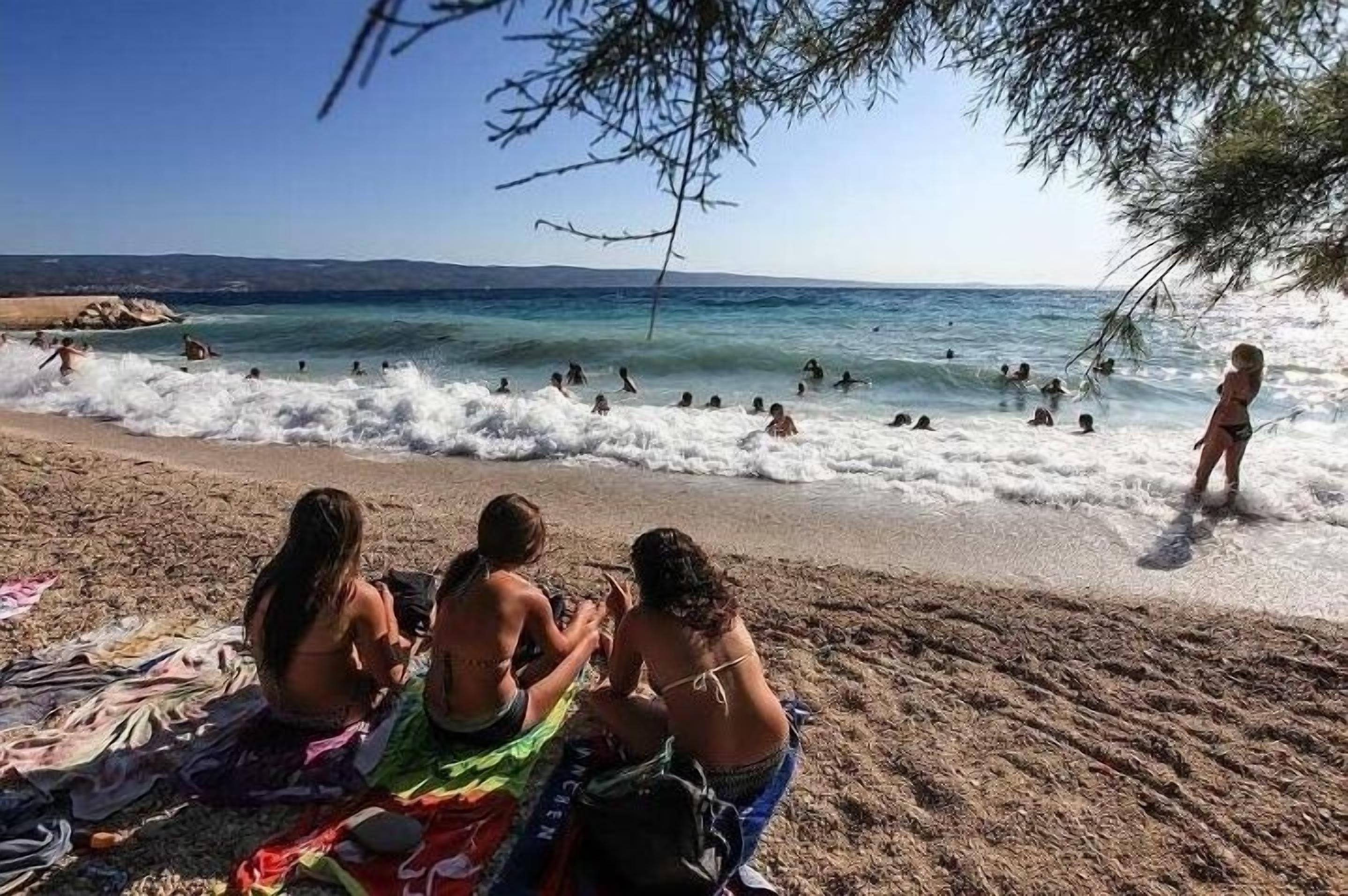 Nær stranden og solsenger