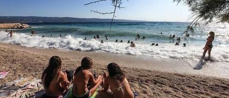 Nær stranden og solsenger