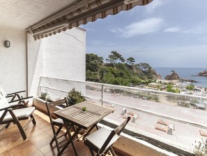 Outdoor dining - SEA VIEWS APARTMENT ON THE BEACH (Tossa de Mar)