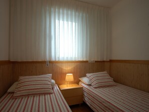 3 habitaciones, tabla de planchar con plancha, internet y ropa de cama 