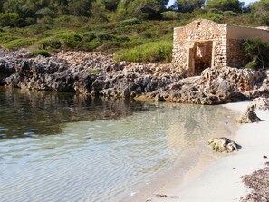 Plage à proximité, chaise longue, serviettes de plage