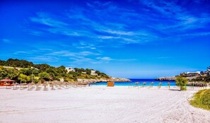Plage à proximité, chaise longue, serviettes de plage