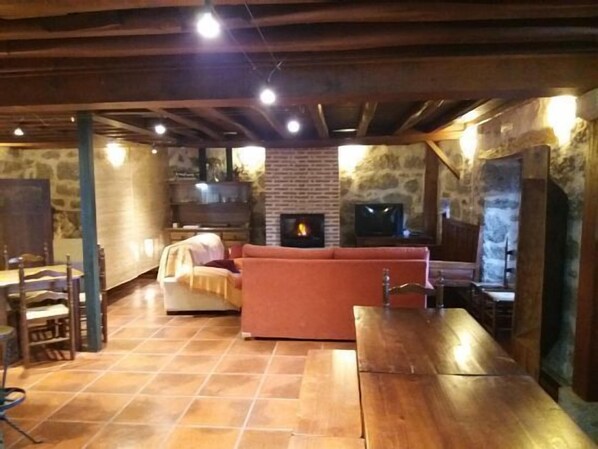 Télévision, cheminée