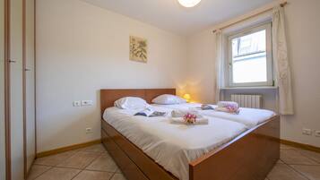 1 bedroom, iron/ironing board, bed sheets