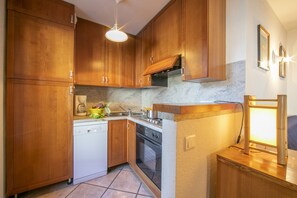 Een koelkast, een magnetron, een oven, een kookplaat