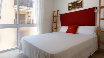 3 slaapkamers, een strijkplank/strijkijzer, internet, beddengoed