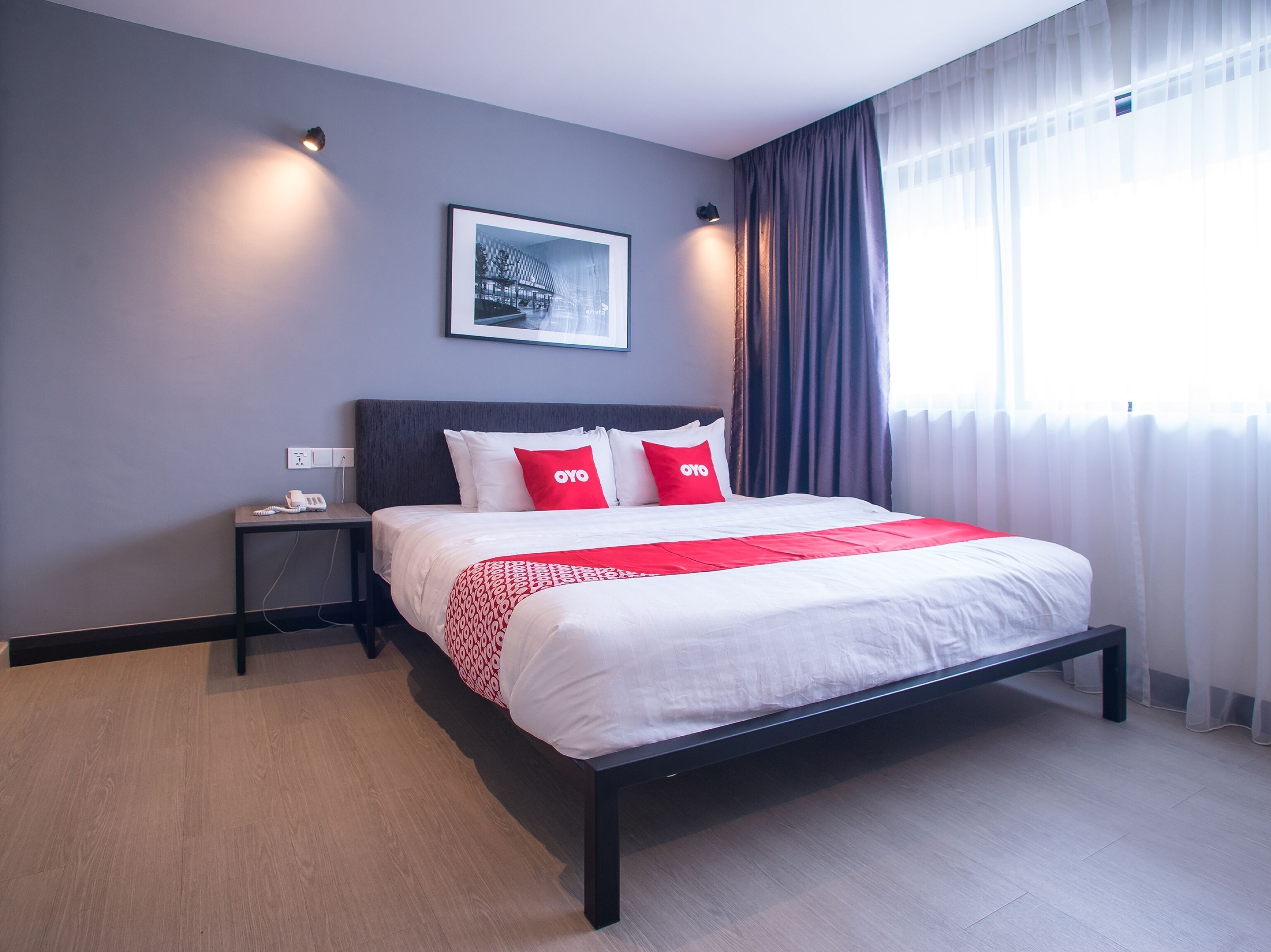 Een bureau, gratis wifi, beddengoed