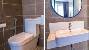 Un baño moderno con inodoro, bidé y lavabo.